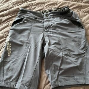 Troy lee designs men mtn bike shirts size 34. No pet home. No defects.